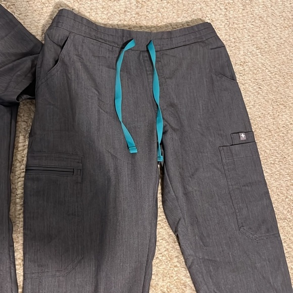 FIGS SCRUBS BUNDLE - Picture 4 of 6